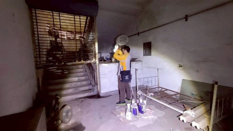 工作人員捕蚊